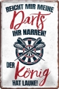 Metal sign - Reicht mir meine Darts Ihr Narren! Der König hat Laune